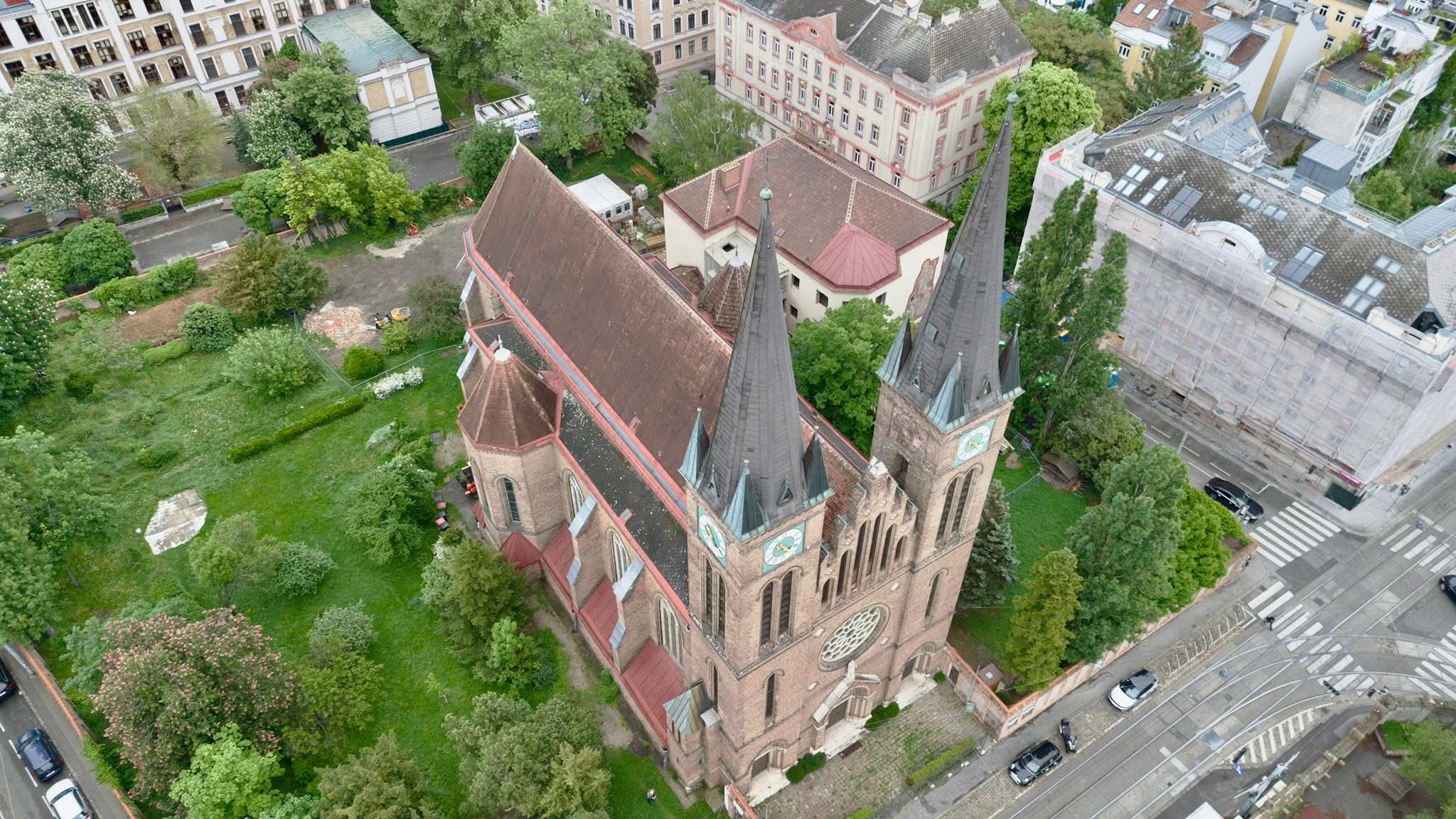 Man sieht eine Drohnenaufnahme der Kirche St Severin