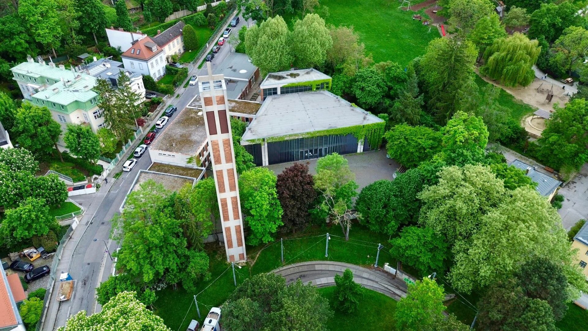 Man sieht eine Luftaufnahme des Turmes der Christkönigkirche in Pötzleinsdorf.